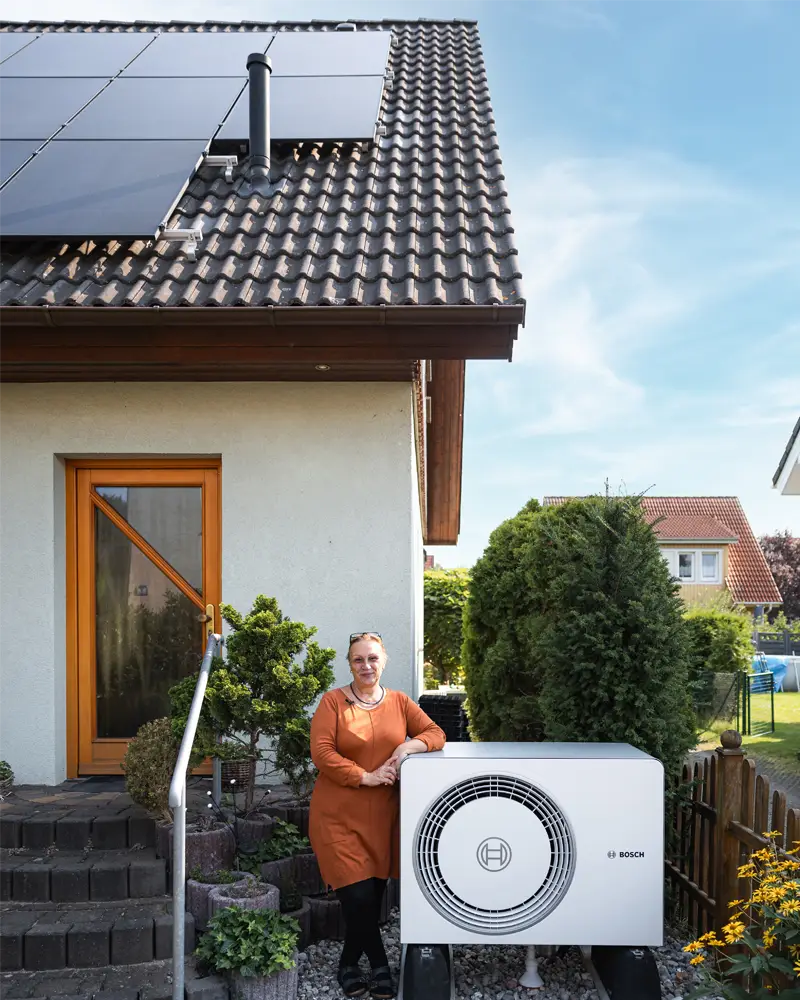 Enpal Kundin Renate mit ihrer PV-Anlage und Wärmepumpe