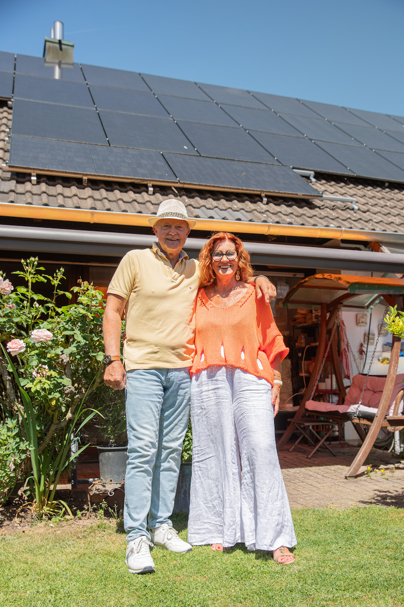 Enpal Kunden Christine und Jurek mit ihrer PV-Anlage