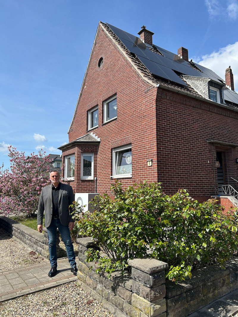 Enpal Kunde Reiner mit seiner PV-Anlage und seiner Wärmepumpe