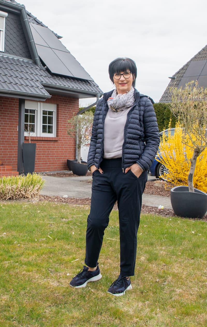 Enpal Kundin Doreen mit ihrer PV-Anlage