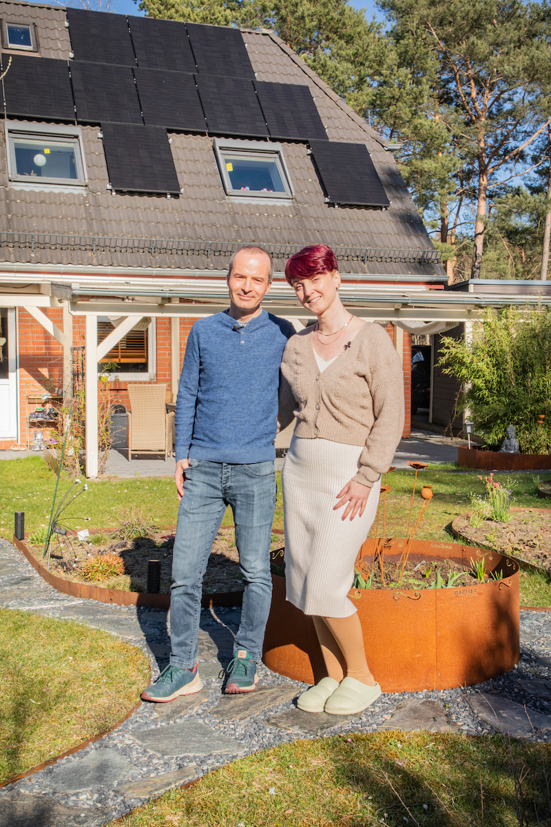 Enpal Kunden Carina und Marco mit ihrer PV-Anlage